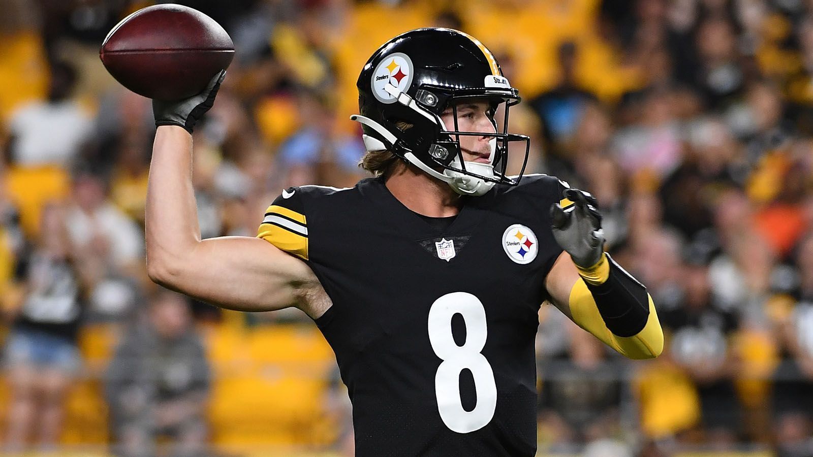 
                <strong>Gewinner: Kenny Pickett (Pittsburgh Steelers)</strong><br>
                Kenny Pickett hat auch im zweiten Preseason-Spiel bewiesen, eine gute Alternative für den eigentlichen Starter Mitchell Trubisky zu sein. Der Nummer-20-Pick des NFL Draft 2022 brachte gegen die Jacksonville Jaguars sechs seiner sieben Pässe für beachtliche 76 Yards an den Mann und warf einen Touchdown-Pass.
              