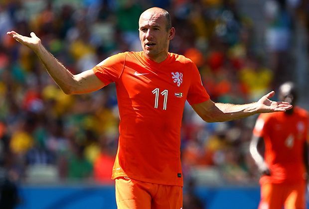 
                <strong>Niederlande vs. Mexiko: Wo bleibt der Pfiff?</strong><br>
                ... der Schiedsrichter lässt das Spiel weiter laufen. Die Niederlande bekommt den Elfmeter nicht und Mexiko geht in der 48. Minute mit 1:0 in Führung. Doch Arjen Robben ...
              