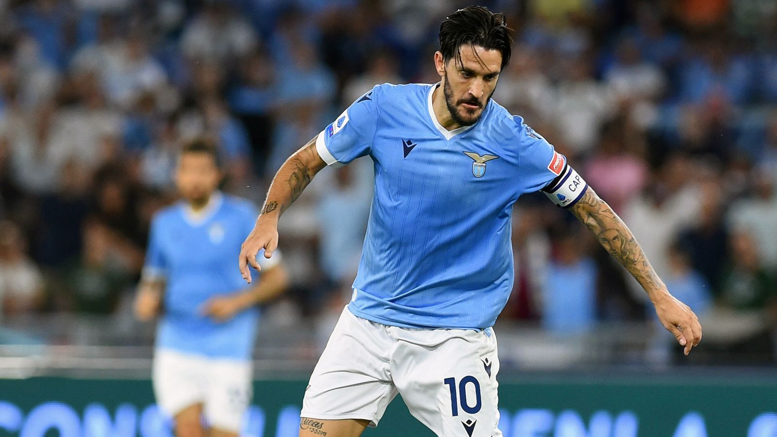 
                <strong>Lazio Rom (Italien)</strong><br>
                Spieler mit der Nummer 10: Luis Alberto - Trägt die Nummer seit: Sommer 2018 - Frühere Spieler des Vereins mit der Nummer 10 (Auswahl): Felipe Anderson, Mauro Zarate, Dejan Stankovic, Hernan Crespo
              