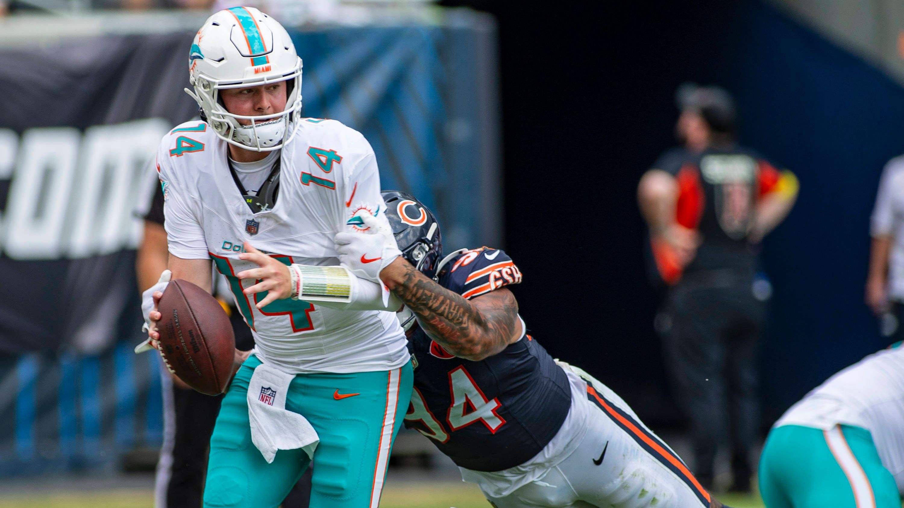 <strong>Quinn Ewers (Miami Dolphins)</strong><br>Das Bild sagt alles: Der 231. Pick der Dolphins wird von seinem Verteidiger verfolgt und gesackt – sinnbildlich für sein NFL-Debüt. Der 22-Jährige wurde von seiner O-Line sträflich im Stich gelassen, brachte nur 5 von 18 Pässen für 91 Yards an, wurde zweimal gesackt und verlor zwei Fumbles. Ob wir den dritten Quarterback der Dolphins dieses Jahr in der NFL sehen, ist fraglich.