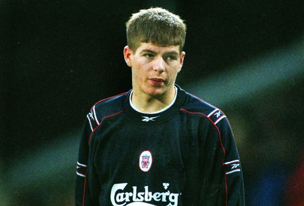 
                <strong>Nicht nur ein Verein, sondern eine Passion</strong><br>
                1998 geht Gerrards Traum in Erfüllung: Am 29. November 1998 bestreitet er sein erstes Premier-League-Spiel für Liverpool, als er gegen die Blackburn Rovers kurz vor Schluss eingewechselt wird. Nach seinem Debüt sagt er: "Liverpool ist meine Leidenschaft."
              