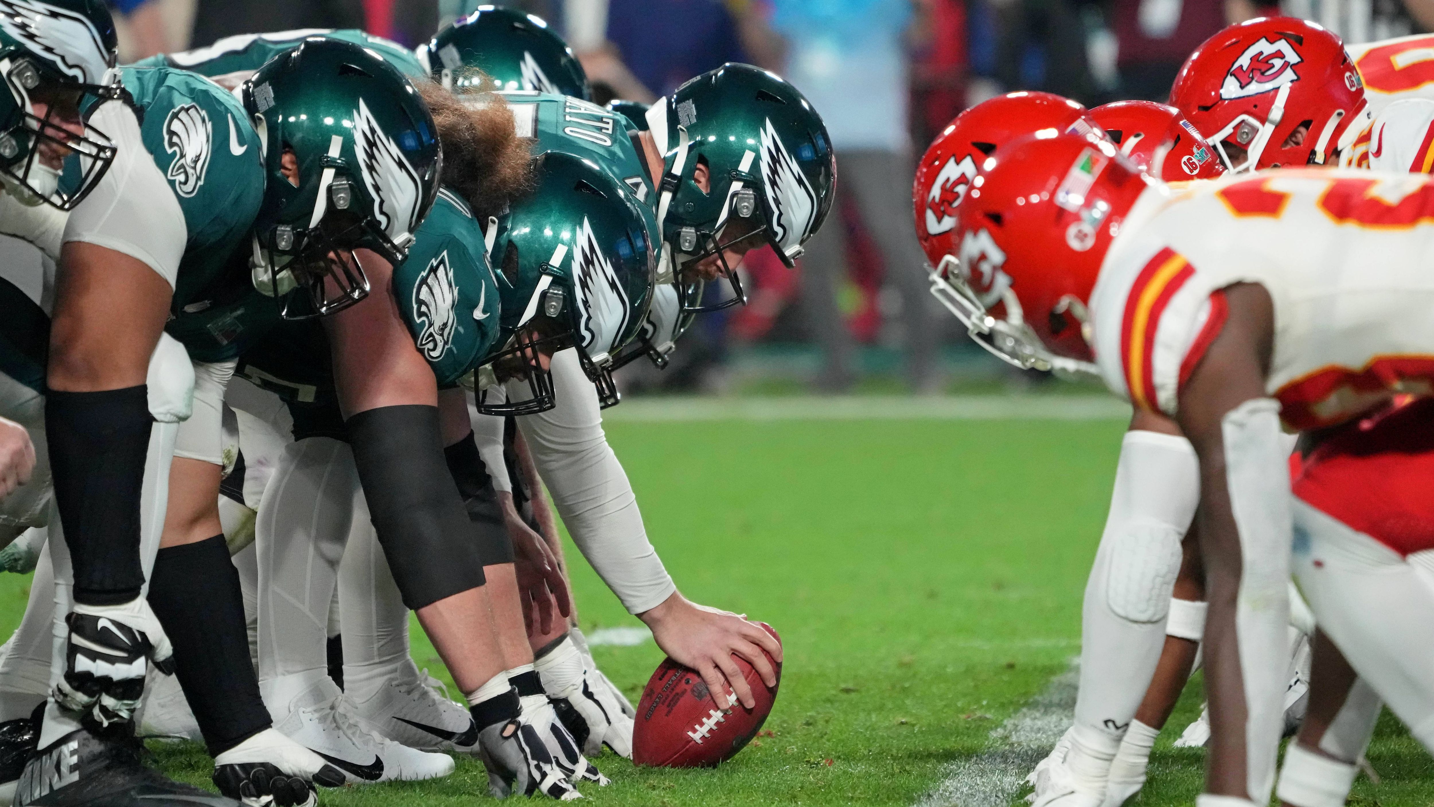 <strong>Chiefs empfangen Eagles zum Topspiel in Woche 11 </strong><br>Es ist das Top-Duell des 11. Spieltags der NFL-Saison 2023. Die Kansas City Chiefs empfangen im Monday Night Game die Philadelphia Eagles (<a href="https://www.ran.de/sports/ticker/ma9603453/liveticker">im Liveticker auf ran.de und in der ran-App</a>). Worauf kommt es im Duell der beiden Vorsaison-Finalisten an? Was zeichnet beide Teams aus? Und wer setzt sich am Ende durch? <strong><em>ran</em></strong> wagt den Blick in die Glaskugel.