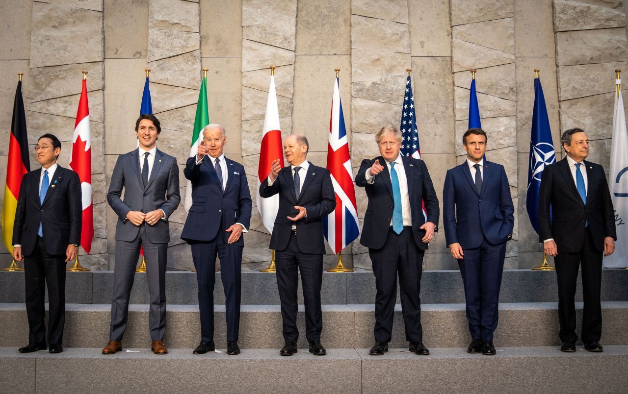 G7: 1976 trat Kanada dem Weltwirtschaftsgipfel auf Wunsch der USA bei. So wurde aus der G6 die G7. Die G7-Staaten vereinen heute rund zehn Prozent der Weltbevölkerung unter sich und erwirtschaften etwa 44 Prozent vom globalen Bruttonational-Einkommen.