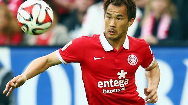 
                <strong>Shinji Okazaki: 11 Millionen Euro </strong><br>
                Leicester City lässt sich die Dienste von Shinji Okazaki stolze elf Millionen Euro kosten. "Aus Shinji Okazaki wird jetzt ein neuer Rasenplatz", sagt Mainz-Manager Heidel zu dem Abgang: "Aus dem normalen Etat war das nicht machbar." 
              