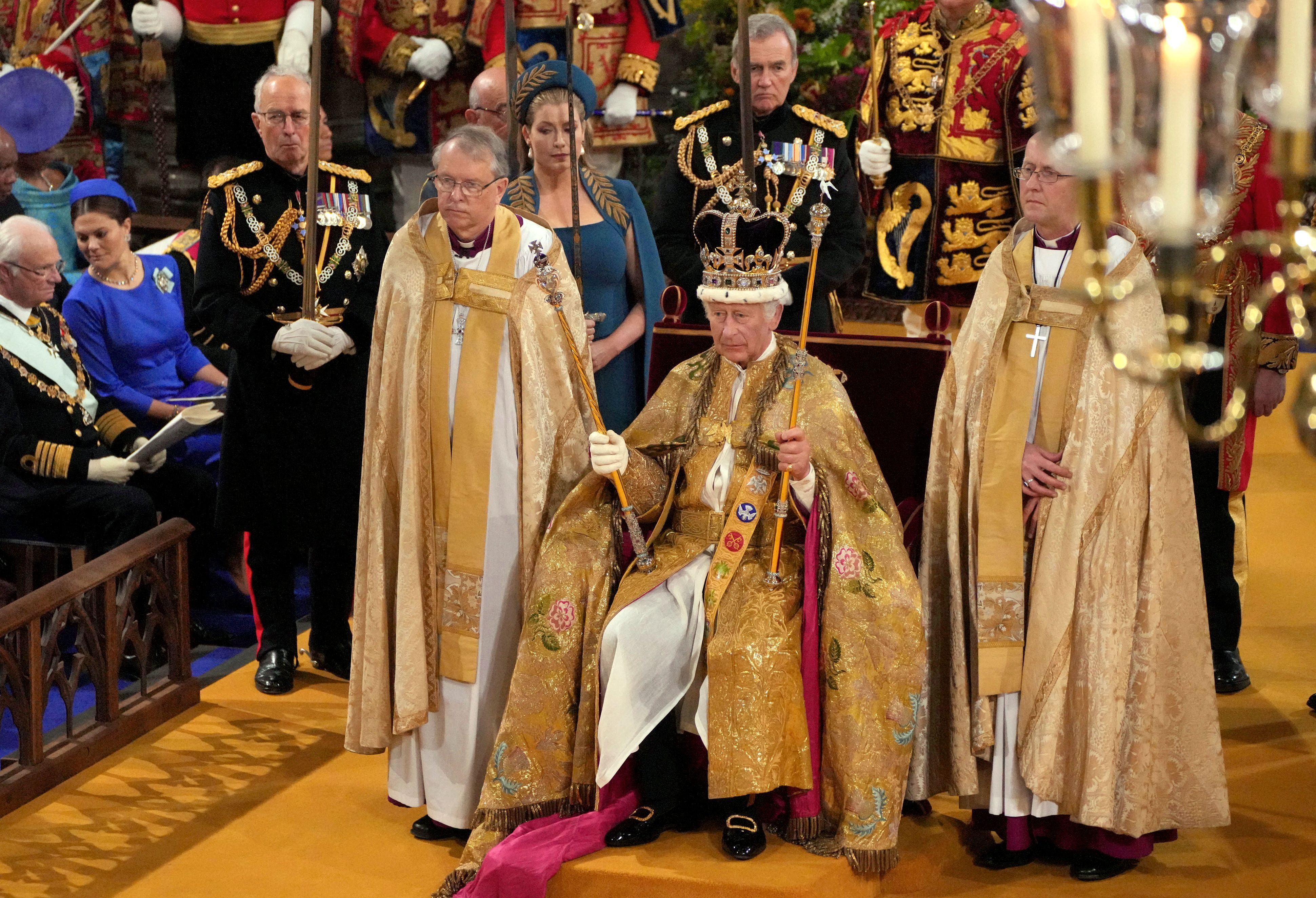 6. Mai 2023: Nach dem Tod seiner Mutter, Königin Elizabeth II., wird König Charles III. von Justin Welby, Erzbischof von Canterbury, in der Westminster Abbey gekrönt.