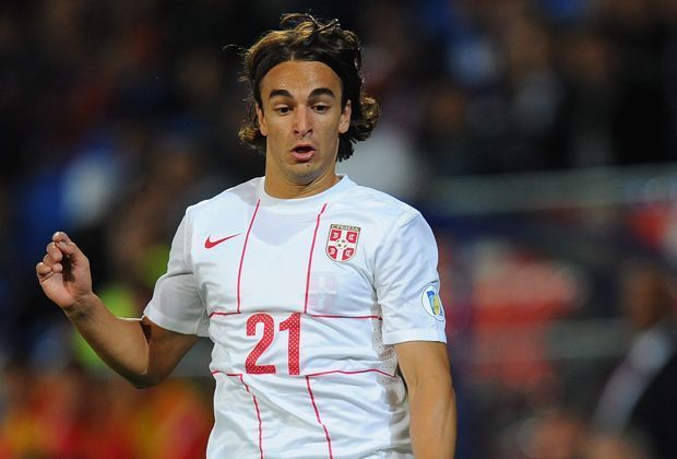 
                <strong>Lazar Markovic (Serbien)</strong><br>
                Beim FC Liverpool spielt Lazar Markovic auf Rechtsaußen - genau wie in der serbischen Nationalmannschaft. Mit 21 Jahren könnte auch er zeitgleich Teil der U21-Auswahl sein, doch auch Markovic wird aufgrund seines Platzes im A-Team außen vor gelassen.
              