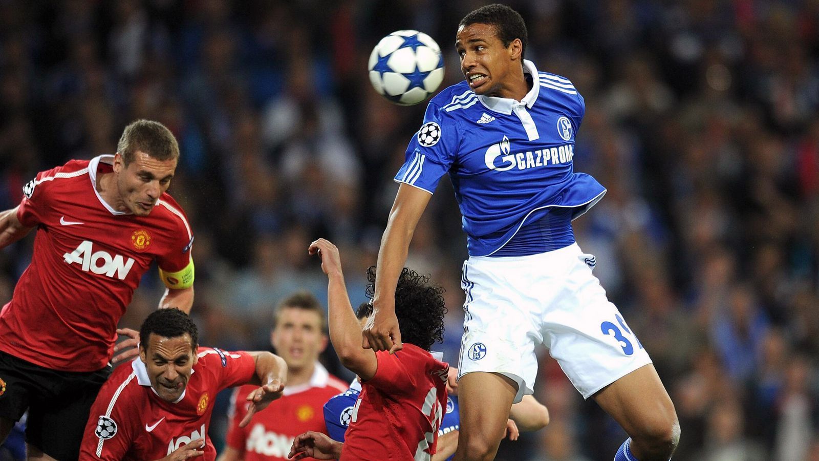 
                <strong>Joel Matip</strong><br>
                Unter dem damaligen S04-Trainer Ralf Rangnick schaffte das Eigengewächs Joel Matip den internationalen Durchbruch. Der Teenager durfte natürlich auch gegen Manchester United ran und bekam es dabei mit Topstürmern wie Wayne Rooney oder Chicharito zu tun. Schon damals machte der Innenverteidiger eine gute Figur und wechselte 2016 Matip nach England zum FC Liverpool. Nach dem DFB-Pokal-Titel 2011 holte Matip mittlerweile mit Liverpool die ganz großen Titel wie die Champions League, Premier League oder gewann die FIFA-Klub-WM mit den Reds. Ende Oktober 2019 verlängerte der gebürtige Bochumer vorzeitig bis 2024 in Liverpool. Bitter für Schalke im Rückblick: Wie andere Talente auch, musste der nunmehrige Bundesliga-Absteiger Matip ablösefrei ziehen lassen. Für Schalke lief Matip insgesamt 258 Mal auf.
              