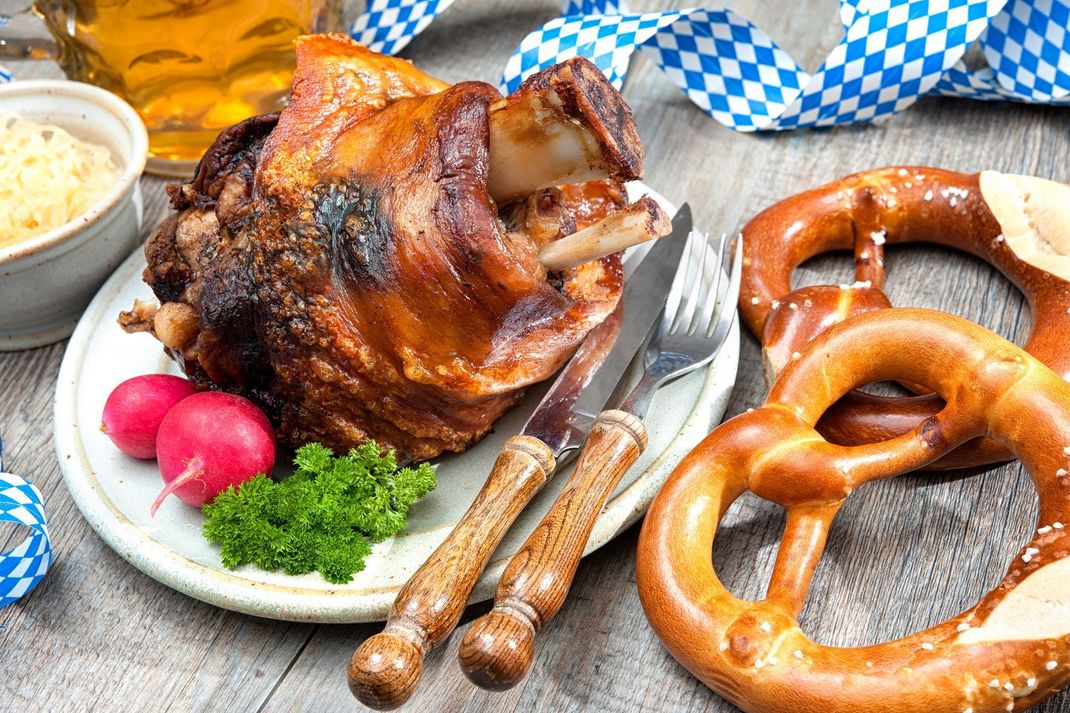 Da läuft einem das Wasser im Mund zusammen: Schinkenhaxe ist typisch Oktoberfest! Rezepte, die dazu passen: Bayerisch Kraut und Brezn.