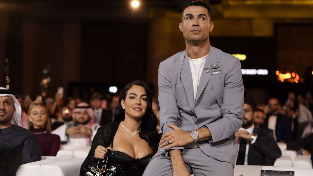 27. Dezember 2024, Vereinigte Arabische Emirate: Cristiano Ronaldo von Al Nassr und seine Partnerin Georgina Rodriguez Hernandez während der Globe Soccer Awards 2025 in Dubai.