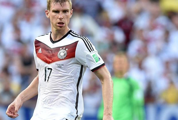 
                <strong>Per Mertesacker</strong><br>
                Note 4: Was muss der baumlange Innenverteidiger für einen Ruhepuls haben? Mertesacker hielt die deutsche Abwehr lange Zeit zusammen und spielte unaufgeregt – bis zum Ausgleich. Da sah auch "Merte" im Zentrum nicht gut aus.
              