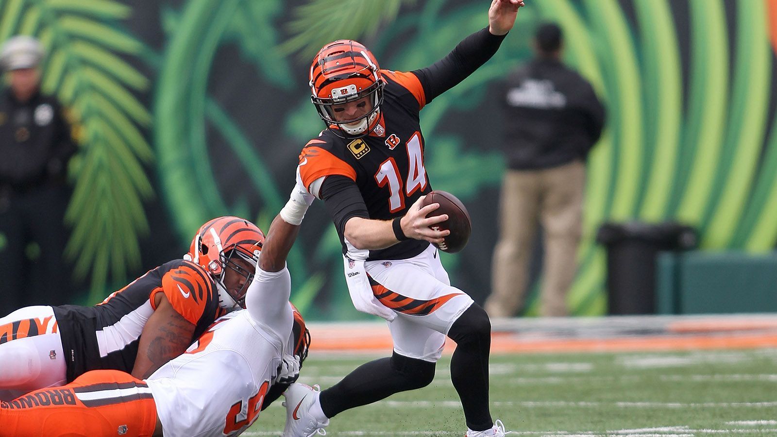 
                <strong>Andy Dalton (Cincinnati Bengals)</strong><br>
                Das ist ein herber Rückschlag für die Cincinnati Bengals: Bei der Niederlage gegen die Cleveland Browns in Week 12 verletzte sich Quarterback Andy Dalton zu Beginn der zweiten Hälfte am Daumen. NFL-Insider Ian Rapoport berichtete zwar im Anschluss, dass die Röntgen-Untersuchung negativ ausgefallen sei, also kein Bruch des Fingers vorliege. Trotzdem muss die Verletzung schwerwiegend sein: Die Bengals setzten Dalton am Montag auf die Injured-Reserve-List. Die Saison ist für den 31-Jährigen damit gelaufen.
              