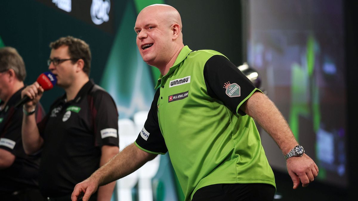 3rd January 2025, Alexandra Palace, London, England; 2024 25 PDC Paddy Power World Darts Championships Final Day 16; Michael Van Gerwen upset after losing a vital point against Luke Littler PUBLICA...