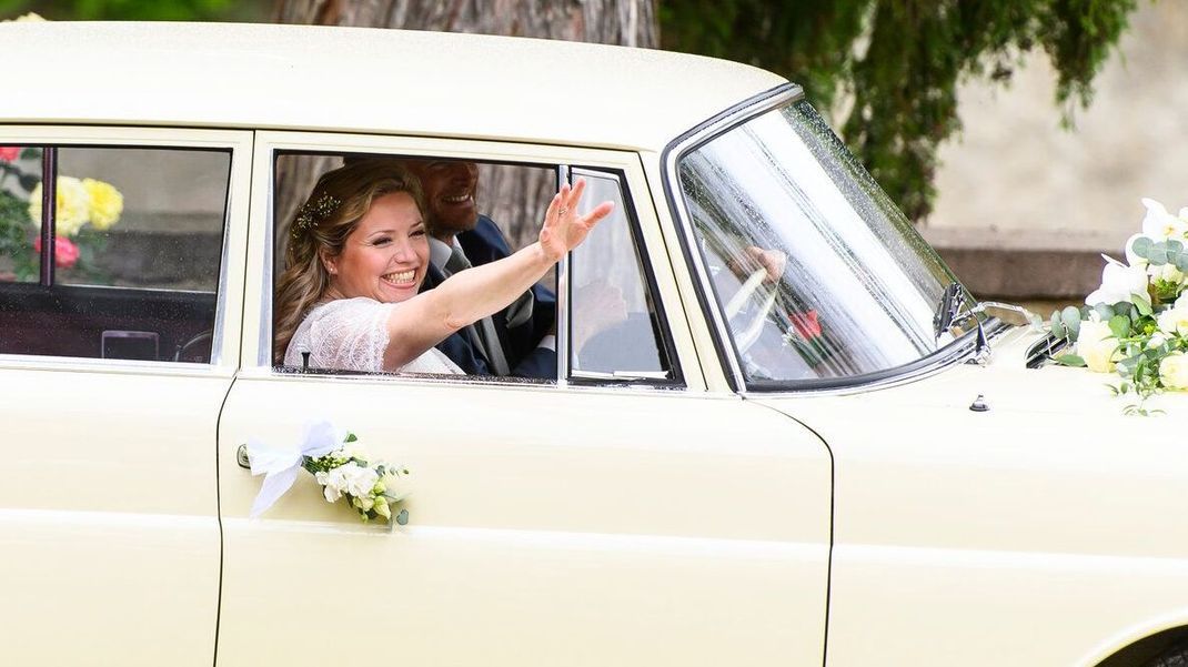 Große Hochzeit in "Die Landarztpraxis": Caroline Frier rollt als Dr. Sarah König im Oldtimer zum Traualtar.