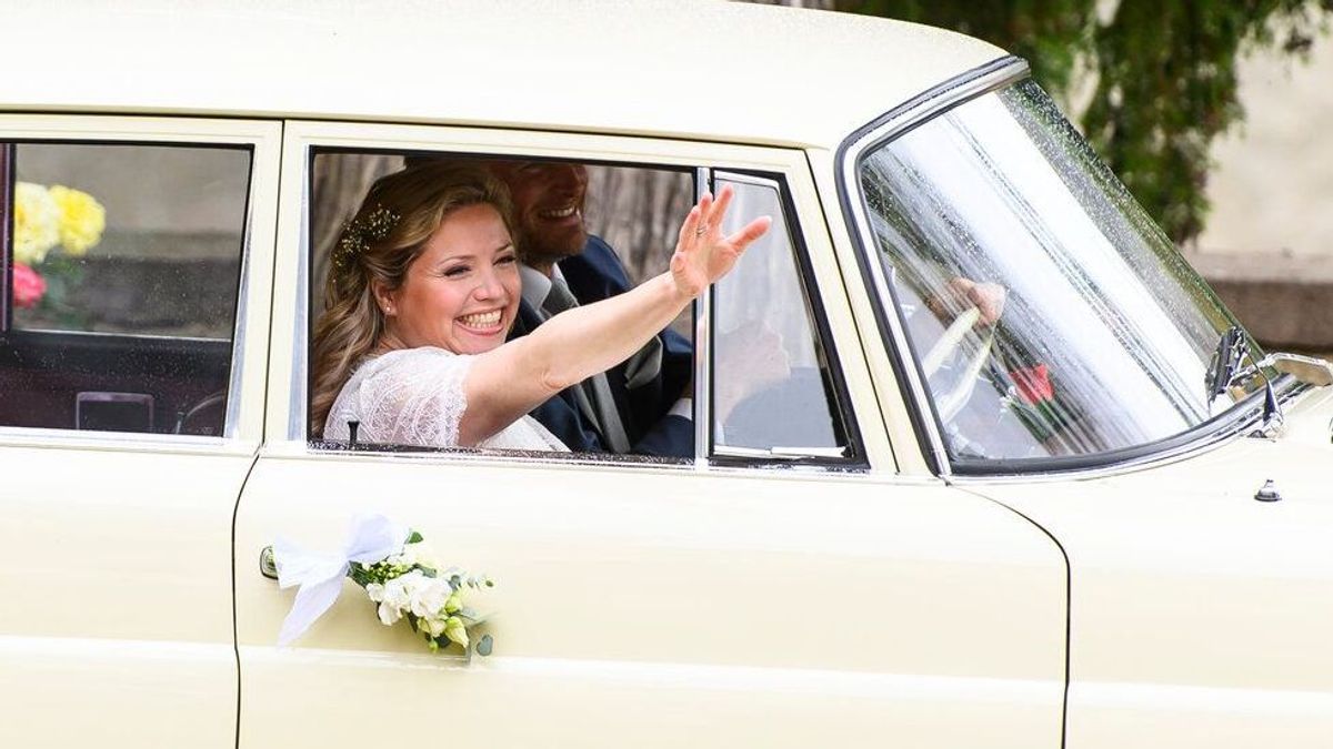 Große Hochzeit in "Die Landarztpraxis": Caroline Frier rollt als Dr. Sarah König im Oldtimer zum Traualtar.