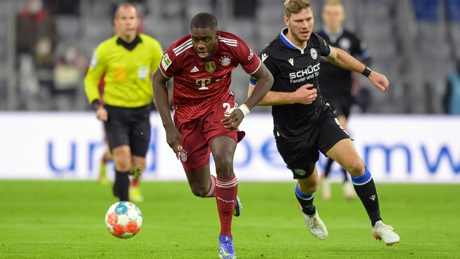 
                <strong>Dayot Upamecano</strong><br>
                Der Abwehrchef der Bayern ist der Auffälligste in der Dreierkette. Leistet sich anfangs ein paar Stellungsfehler, ist dann aber der souveräne Rückhalt. Klärt bei Kontern. In der Spieleröffnung allerdings mit Luft nach oben. Stattdessen wie die komplette Bayern-Mannschaft über weite Strecken mit zu vielen Querpässen. ran-Note: 3
              