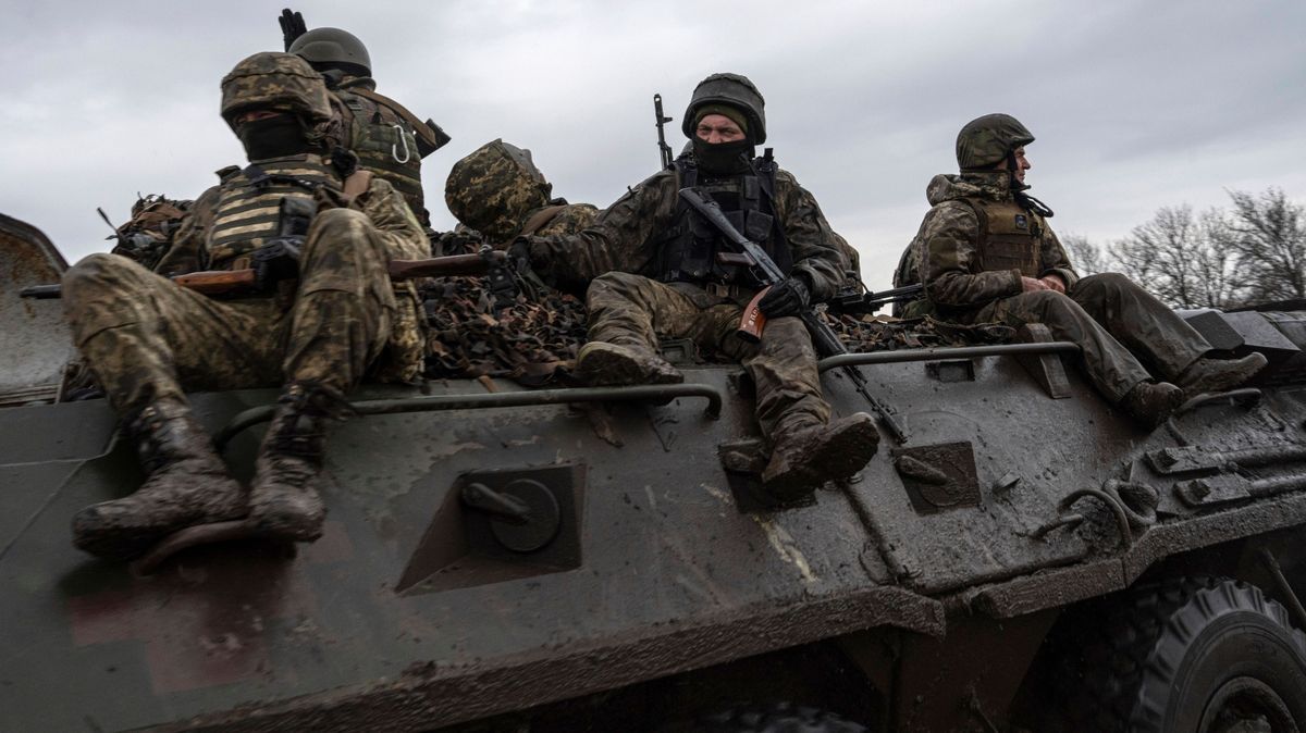 Ukraine, Wuhledar: Ukrainische Soldaten fahren mit einem Schützenpanzer in Richtung Frontlinie.