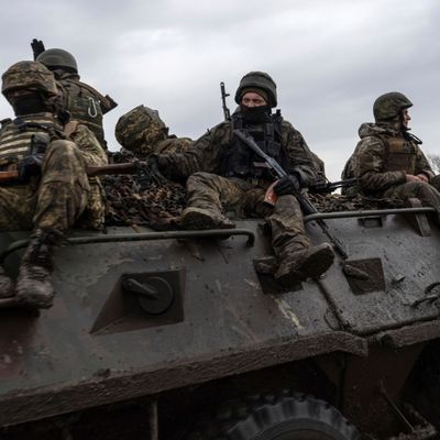 Ukraine, Wuhledar: Ukrainische Soldaten fahren mit einem Schützenpanzer in Richtung Frontlinie.