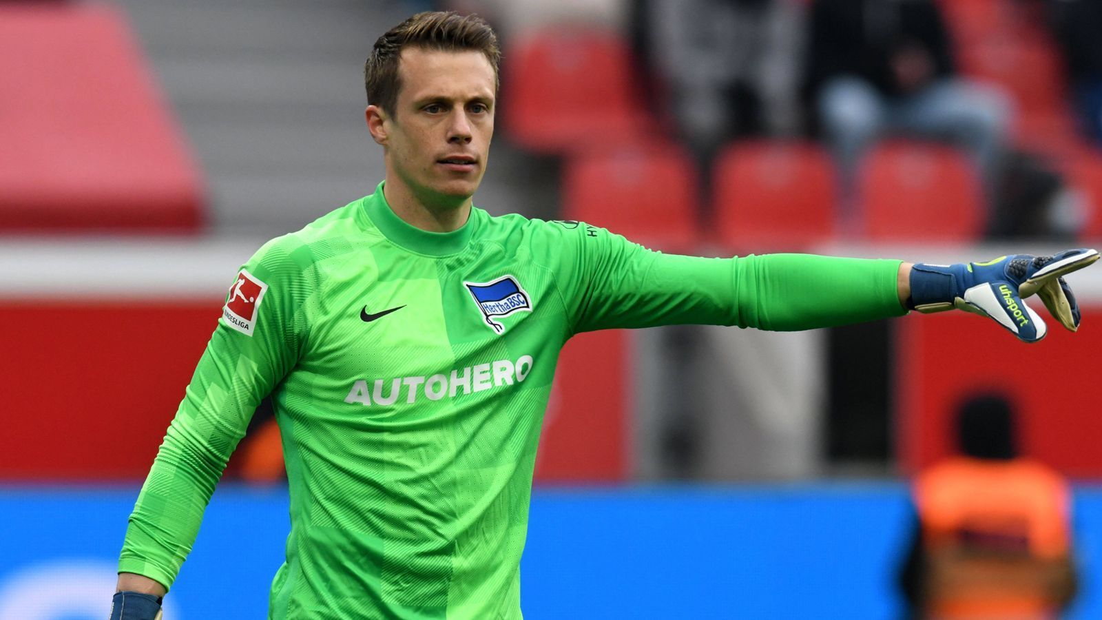 
                <strong>Alexander Schwolow (FC Schalke 04)</strong><br>
                Nächster Zugang bei Aufsteiger FC Schalke 04: Die Knappen leihen Alexander Schwolow von Hertha BSC bis zum Ende der Saison 2022/2023 aus. Der Torhüter soll bei S04 die neue Nummer eins werden. Über die Modalitäten des Transfers vereinbarten die Klubs Stillschweigen. Schalkes Sportdirektor Rouven Schröder verriet allerdings, dass Schwolow für den Wechsel zu Königsblau auf Geld verzichtet. Für Schwolow besitze die sportliche Perspektive absolute Priorität, so Schröder: "Mit Alexander haben wir einen erfahrenen Keeper für uns gewonnen, der unserer Mannschaft Stabilität verleihen wird. Er hat auf all seinen bisherigen Stationen bewiesen, welche Qualität in ihm steckt", sagte Schröder. Schwolow bestritt in seiner Karriere 176 Spiele in der Bundesliga sowie 33 Begegnungen in der Zweiten Liga. 
              