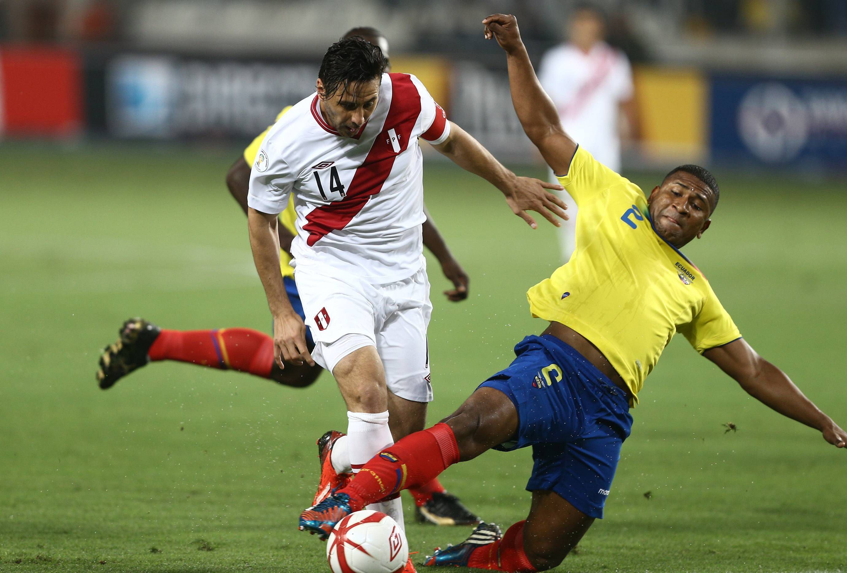 
                <strong>In der Bundesliga aktiv: Claudio Pizarro (Peru)</strong><br>
                Claudio Pizarro (L.) ist eine Legende des peruanischen Fußballs. Der Ausländer mit den meisten Toren in der Bundesliga-Historie hat in seiner Länderspiel-Karriere 19 Tore in 72 Spielen erzielt. Mit 36 Jahren ist er ein erfahrener Back-Up für seinen Trainer.
              