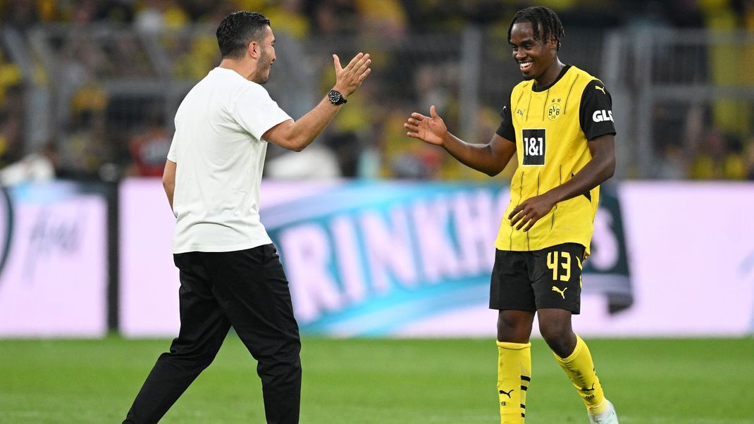 Neuer Trainer und erster BVB-Held: Nuri Sahin (l.) klatscht mit seinem Matchwinner Jamie Gittens ab