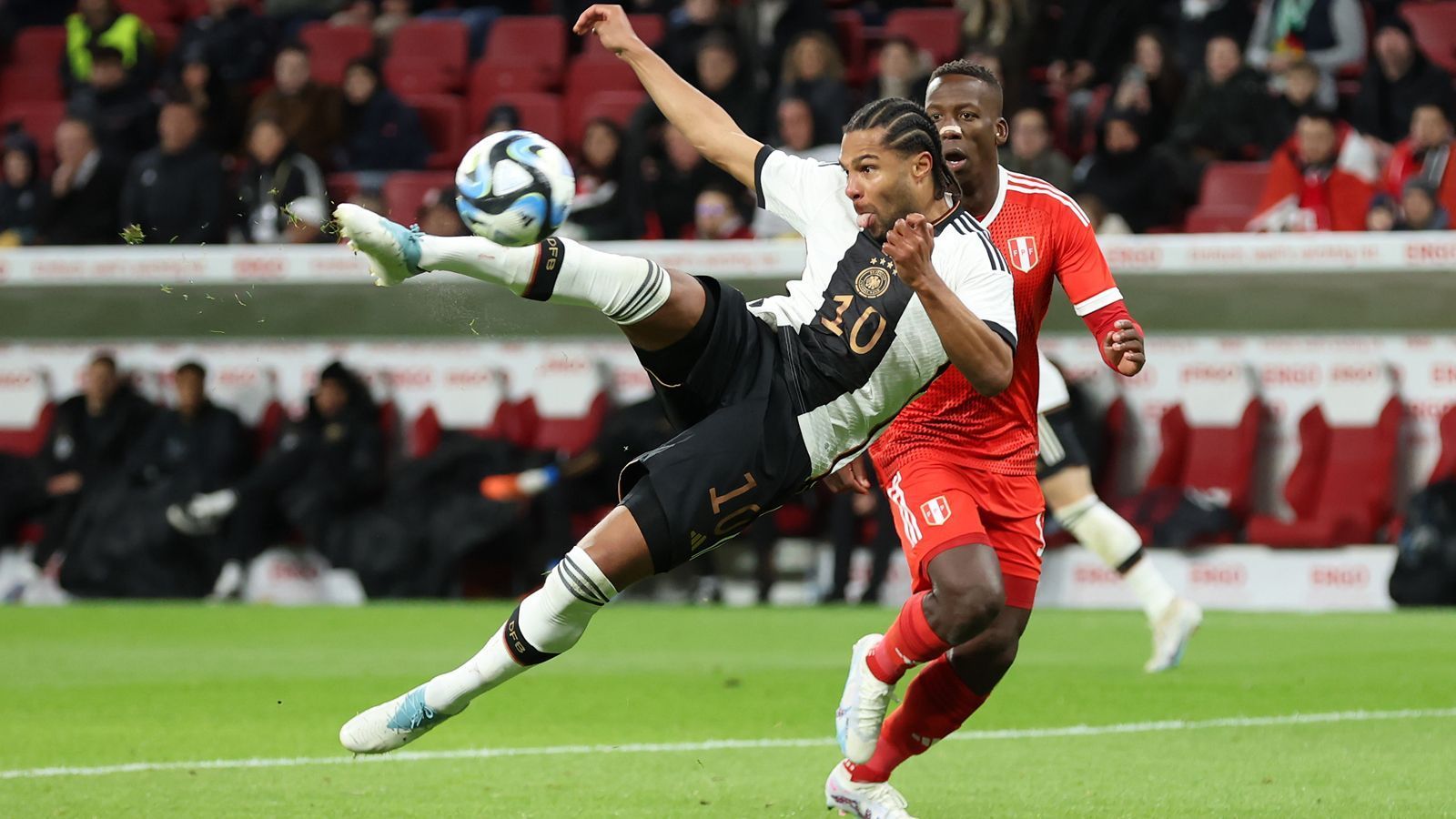 
                <strong>Serge Gnabry</strong><br>
                Kommt zur zweiten Hälfte für Werner und sorgt zunächst für eine Schrecksekunde, als er sich nach einem Zusammenprall mit dem peruanischen Keeper behandeln lassen muss. Nach einer Stunde dann fast mit dem Tor des Monats. Sein Seitfallzieher klatscht aber an die Latte. Nicht ganz so schön ist sein komplett verunglückter Lupfer frei vor dem Tor (82.). ran-Note: 4
              