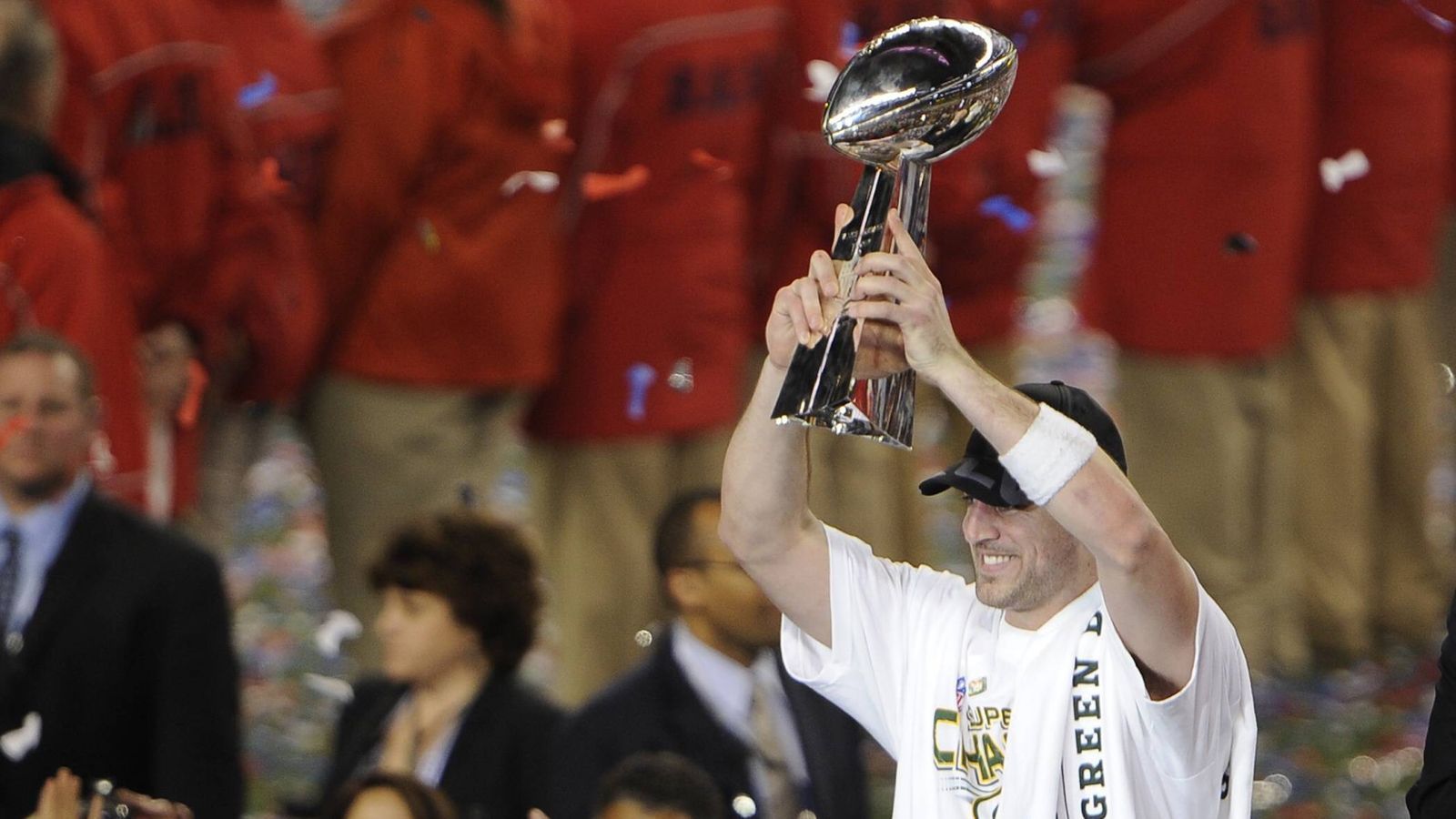 
                <strong>Aaron Rodgers: Die Details zum neuen Mega-Vertrag</strong><br>
                Unter Rodgers hat Green Bay nur zweimal die Playoffs verpasst. In seiner ersten Saison als Starter 2008 sowie in der vergangenen Saison, als er mit einem Schlüsselbeinbruch sieben Spiele verpasste. Er blickt auf ein Passer-Rating von 103,8 sowie eine Touchdown-Interception-Rate von 313:78 - Bestwerte in der NFL-Historie.
              