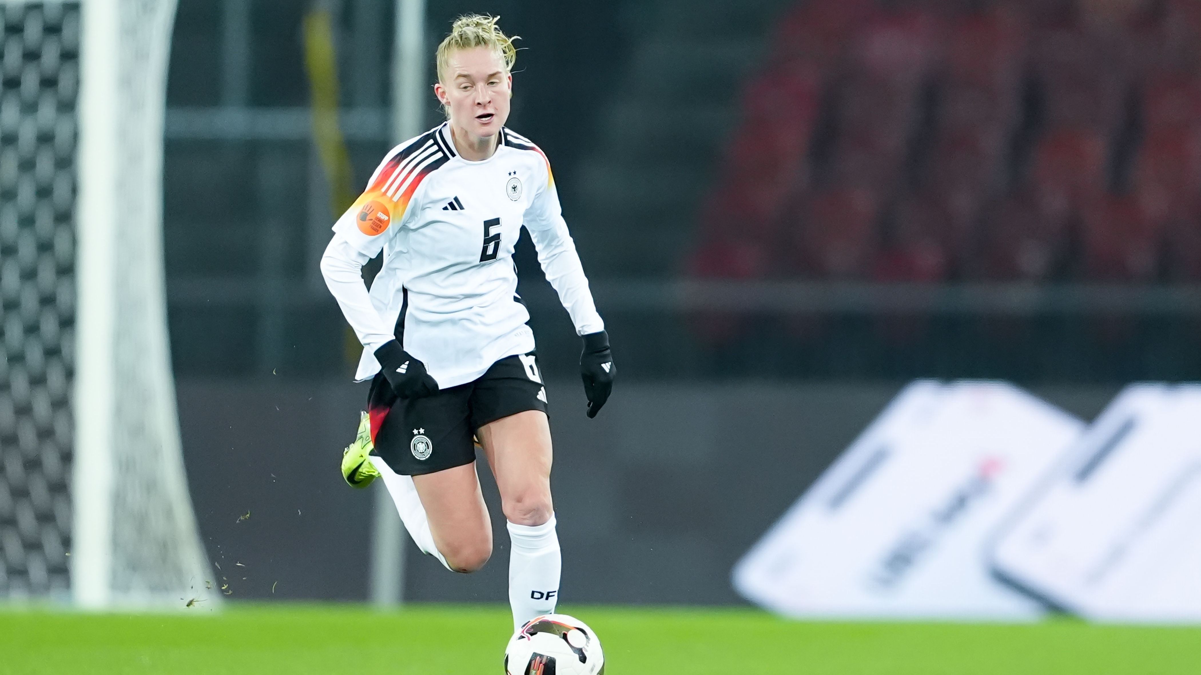 <strong>Janina Minge</strong><br>Position: Abwehr<br>Verein: VfL Wolfsburg<br>Länderspiele: 21