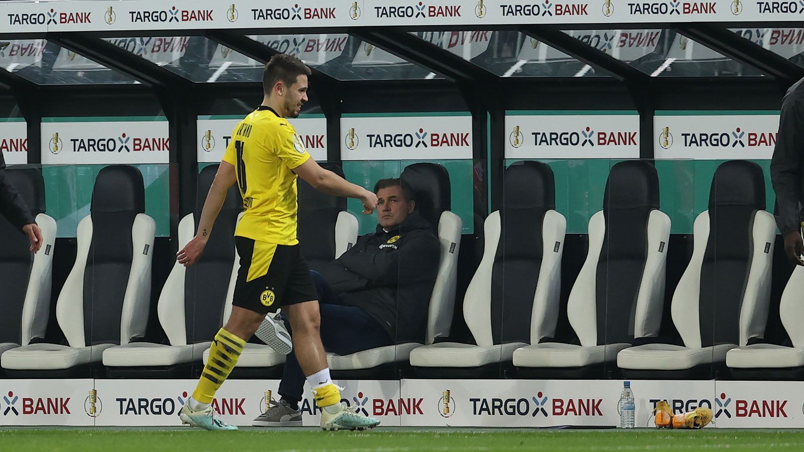 
                <strong>Raphael Guerreiro</strong><br>
                Ein Kurzauftritt zum Vergessen. Sein Ballverlust in der 2. Spielminute leitet eine 100-prozentige Chance für Gladbach ein. Der Außenverteidiger zieht sich eine Verletzung zu und wird nach fünf Minuten bereits ausgewechselt. ran-Note: Keine Bewertung
              