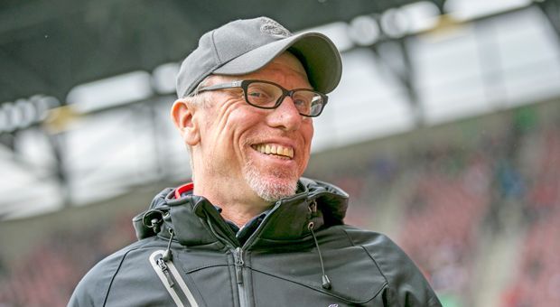 
                <strong>Peter Stöger</strong><br>
                Neben Wolf sind wohl auch zwei aktuelle Bundesliga-Trainer beim BVB im Gespräch. Zum einen: Peter Stöger vom 1. FC Köln. Zwar meinte FC-Sportdirektor Jörg Schmadtke gegenüber dem "Express", dass es für ihn keinen Grund gebe "nervös zu werden. Aus Dortmund ist noch nichts an uns herangetragen worden." Der "Spiegel" glaubt allerdings, dass Stöger vor allem bei der Aussicht auf Champions-League-Fußball schwach werden könnte. Kölns Entwicklung unter Stöger ist beachtlich: Der Österreicher führte den FC aus der Zweitklassigkeit in die Europa League. Was ein mögliches BVB-Interesse an dem 51-Jährigen schmälern könnte, ist der finanzielle Aspekt: Stögers Vertrag im Köln läuft noch bis 2020, der BVB müsste für den Fußballlehrer wohl eine stattliche Ablöse zahlen.
              