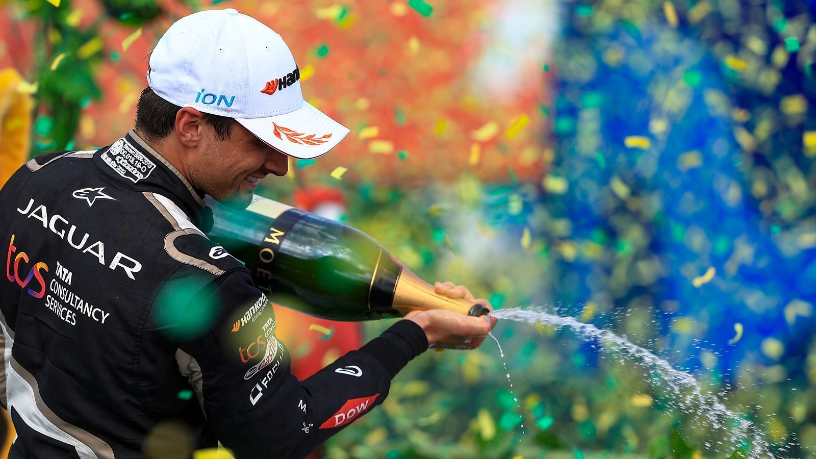 
                <strong>Platz 3: Mitch Evans (Jaguar)</strong><br>
                4. Platz in der Fahrerwertung - 122 PunkteFr ran racing-Experte Daniel Abt ist Evans ein Titelkandidat. Und das unterstreicht der Jaguar-Fahrer mit 13 Punkten aus Portland. Damit steht er bei 122 und holt auf Pascal Wehrlein auf Platz drei in der Fahrerwertung weiter auf. Für den großen Wurf muss er in den letzten vier Rennen aber Siege sammeln. Dass nun Rom im Kalender steht, dürfte Evans schmecken: Er gewann drei der bisherigen sechs Rennen in Italiens Hauptstadt.
              