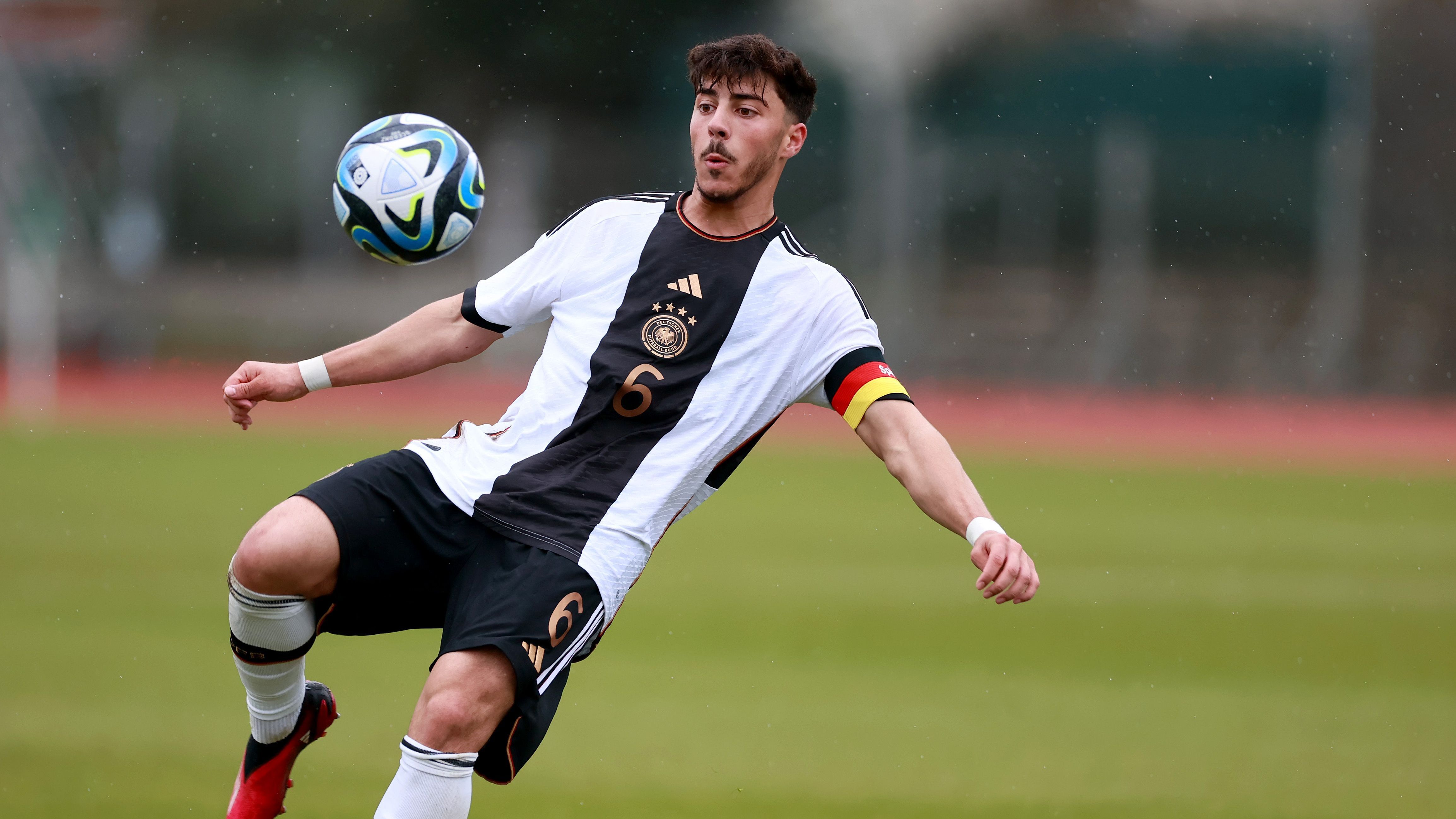 <strong>Umut Tohumcu (TSG 1899 Hoffenheim)</strong><br>Aktuell ist Umut Tohumcu mit einer Sprunggelenksverletzung bei den Hoffenheimern zum Zuschauen verdammt. Mit der Fritz-Walter-Medaille in Bronze unter den U19-Spielern gibt es immerhin einen Grund zur Freude für den 19 Jahre alten zentralen Mittelfeldspieler. In der vergangenen Saison spielte sich Tohumcu im Profikader fest. Er kam auf insgesamt neun Bundesliga-Einsätze, zwei davon von Beginn an.