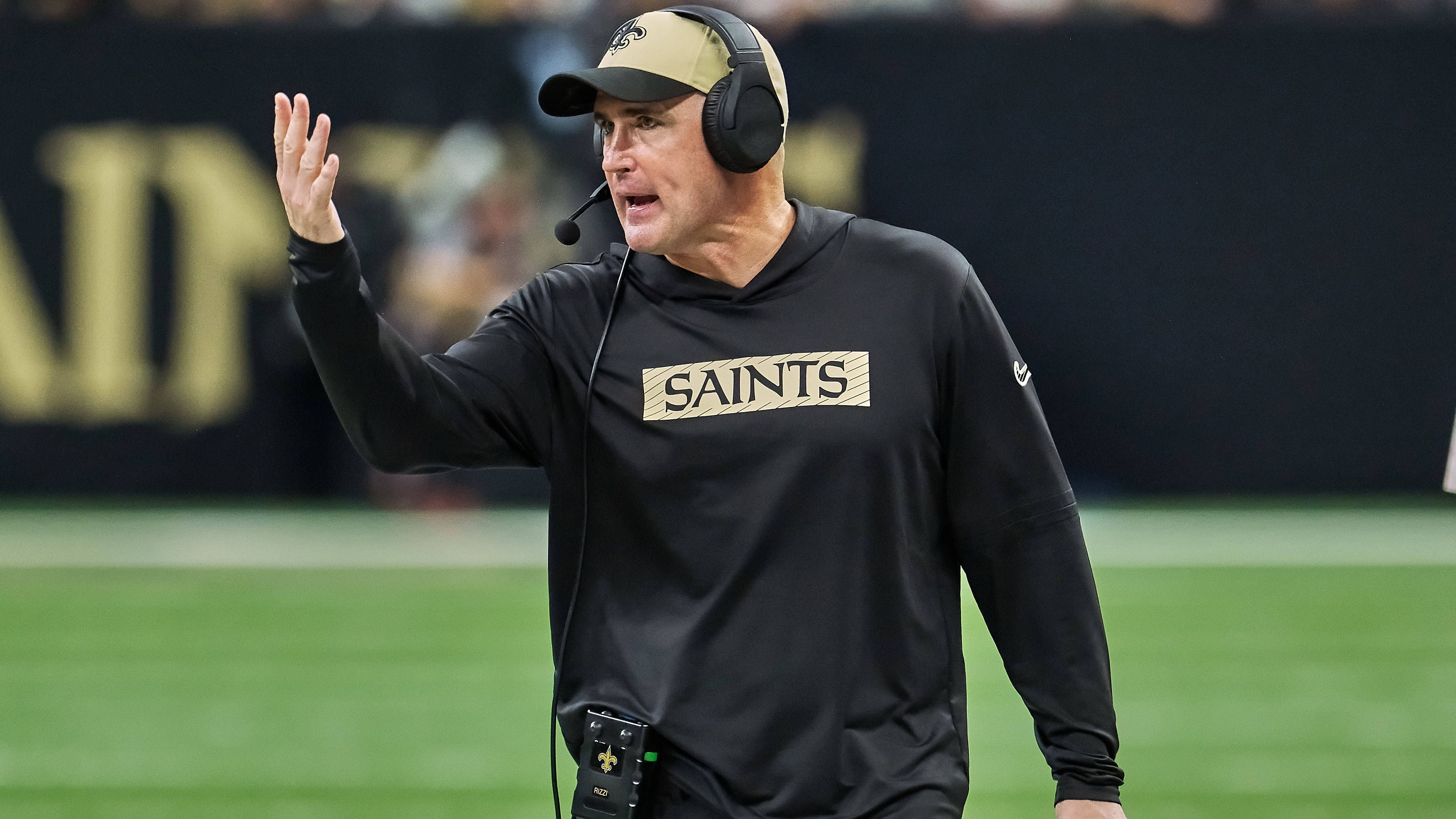 <strong>New Orleans Saints</strong><br>• Head Coach (interim): Darren Rizzi (im Bild)<br>• Offensive Coordinator: Klint Kubiak<br>• Defensive Coordinator: Joe Woods<br>• Special Teams Coordinator: Darren Rizzi <br>• General Manager: Mickey Loomis