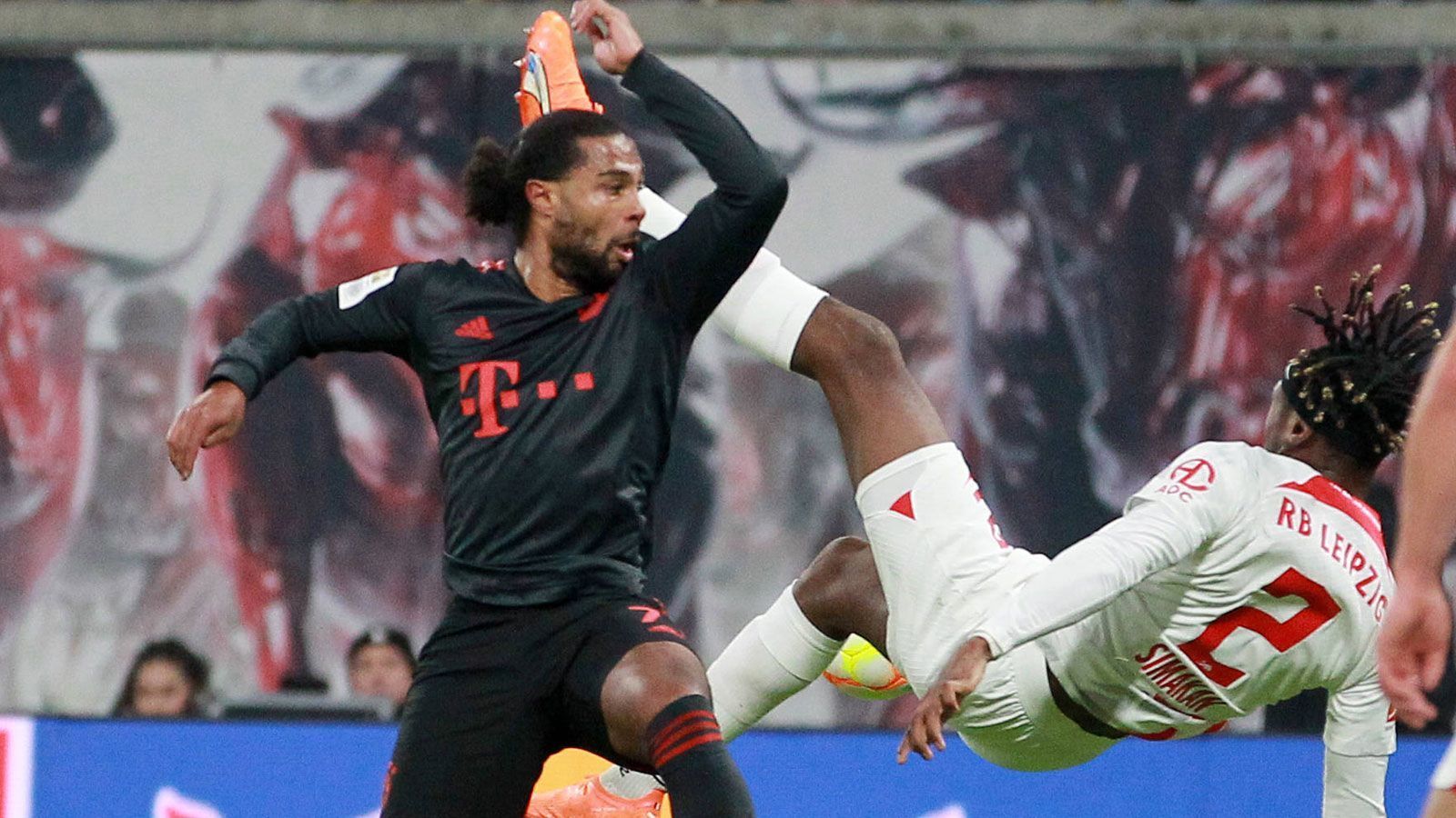 
                <strong>Serge Gnabry</strong><br>
                Setzt mit seinem Pfostentreffer in der achten Minute das erste dicke Ausrufezeichen. In der Folge stets bemüht, aber ohne Fortune. Seine Hereingabe auf Choupo-Moting, der die Führung für die Bayern erzielt ist dafür Extraklasse: Punktgenau und mit dem richtigen Zug findet er seinen Stoßstürmer in der Mitte. Taucht in der zweiten Halbzeit immer mehr ab. Auch sein Wechsel von der linken auf die rechte Seite, hilft da nichts. Wird in der 82. Minuten von Nagelsmann erlöst. ran-Note: 4
              