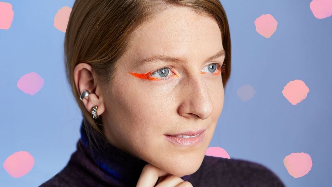 Fresh and hip! Die step-by-step Anleitung für diesen Eyeliner-Look findet ihr im Beauty-Artikel.