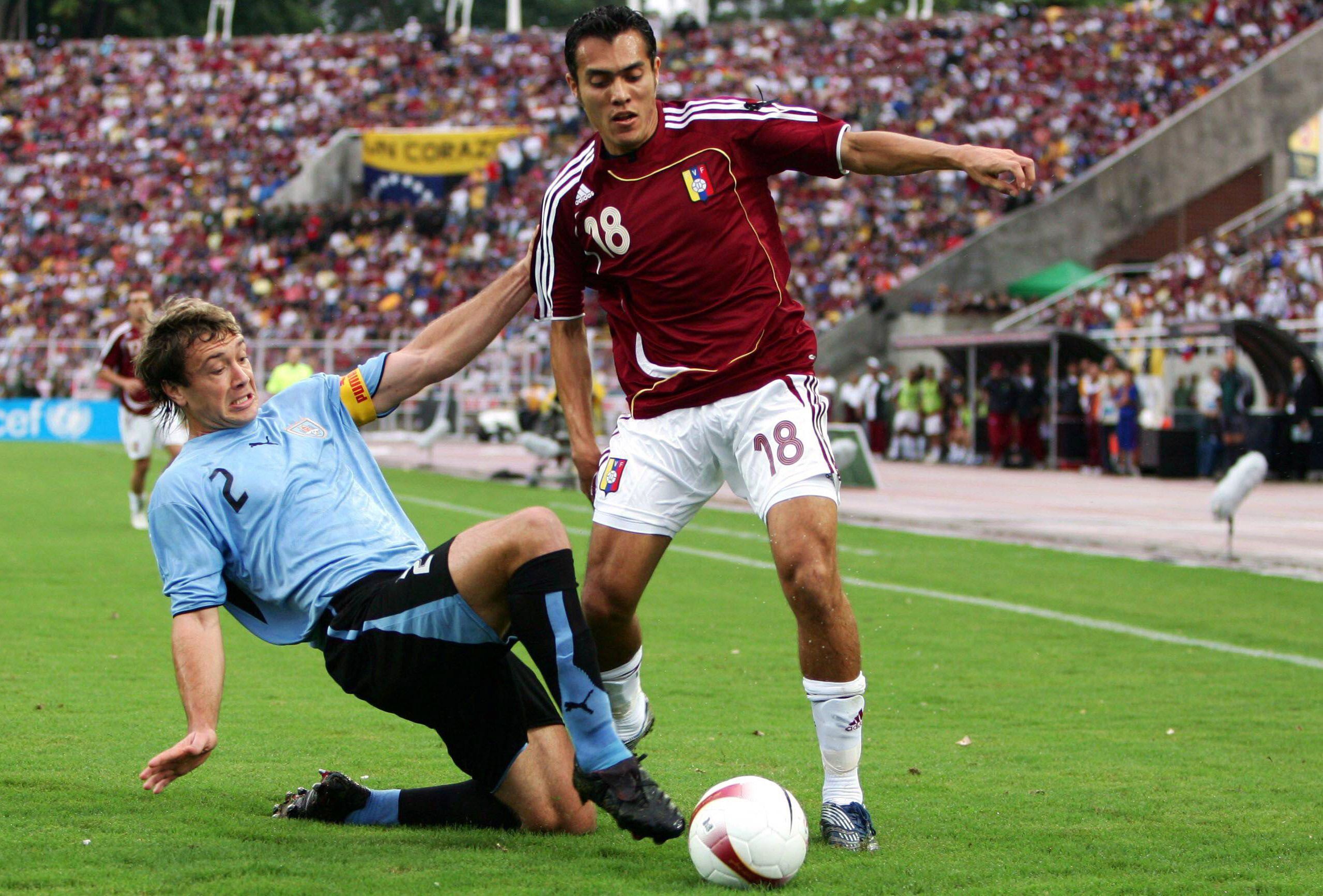 
                <strong>Ex-Bundesliga-Spieler: Juan Arango (Venezuela)</strong><br>
                Arango wechselte 2009 für 3,6 Millionen Euro von RCD Mallorca zu Borussia Mönchengladbach. Der Venezuelaner ist gefürchtet für seine Standards, die er mittlerweile für den Club Tijuana in Mexiko ausführt.
              