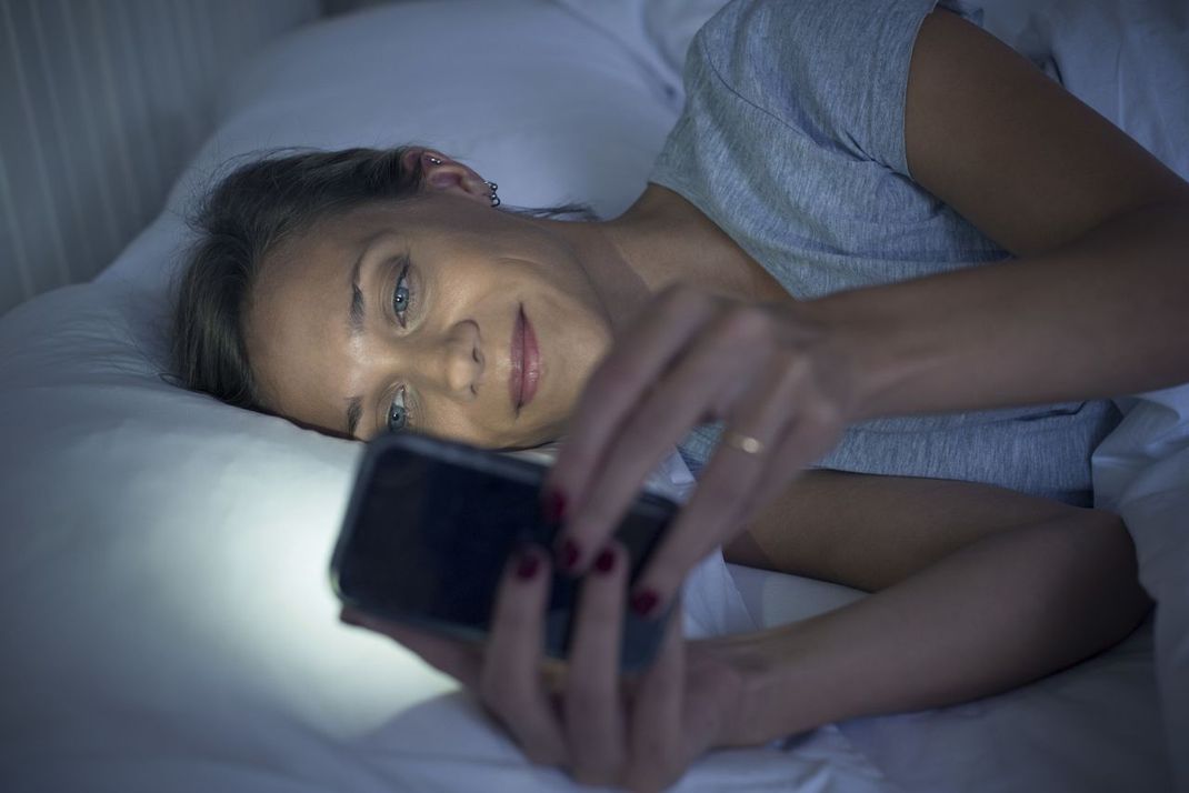 Nicht nur moderne Straßenbeleuchtungen enthalten LED-Licht mit hohem Blaulicht-Anteil. Auch Fernseher, Handys oder Laptops strahlen es aus.