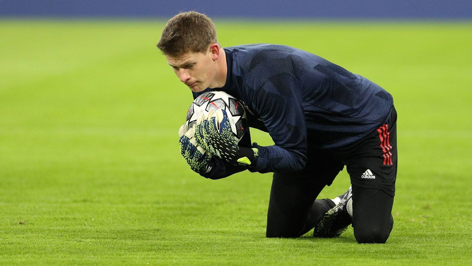 
                <strong>Der "Nübel-Watch" - so hat sich der Bayern-Ersatzkeeper gegen Lazio geschlagen</strong><br>
                Die Schlagzeilen um seine Person häuften sich in den letzten Tagen immens. Der Grund: Alexander Nübel stand schon seit vielen Wochen nicht mehr im Tor des FC Bayern München, fordert aber angeblich deutlich mehr Einsätze. Deswegen liebäugelt der 24-Jährige wohl auch mit einer Leihe im Sommer – die Einsatzzeiten hinter Manuel Neuer sind dem Ex-Schalker einfach zu gering. Der Welttorhüter musste im Achtelfinal-Rückspiel gegen Lazio Rom nun erkältungsbedingt passen, so dass Nübel kurzerhand erstmals seit dem 1. Dezember 2020 wieder mal eine Bewährungschance im Tor der Bayern bekam. ran.de hat den Auftritt des Keepers genauer unter die Lupe genommen.
              