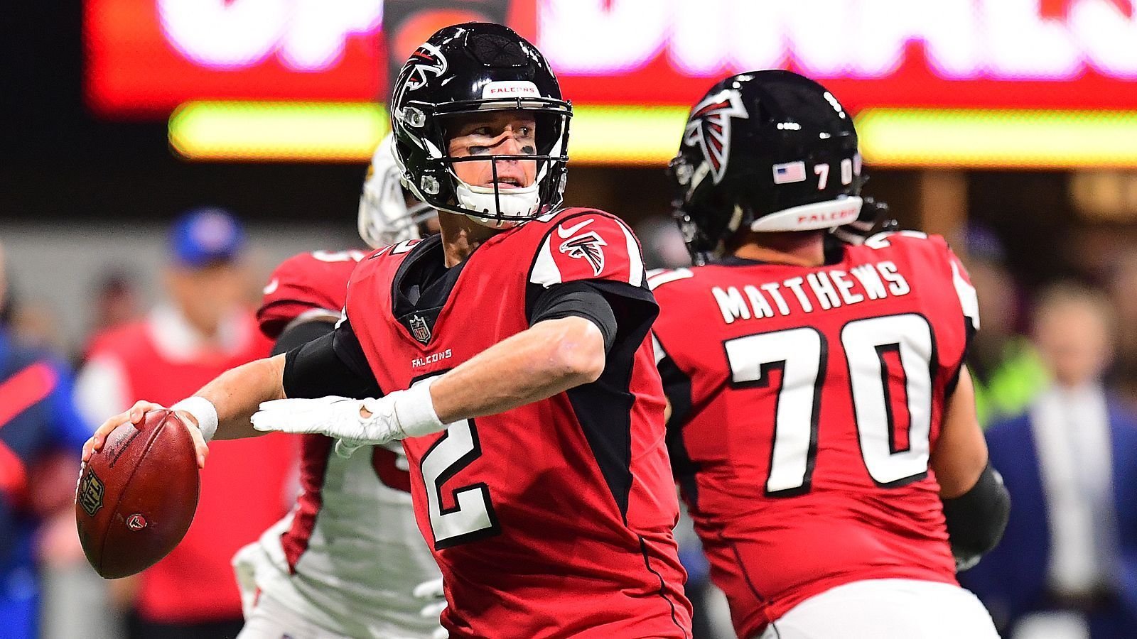 
                <strong>Atlanta Falcons</strong><br>
                Die Atlanta Falcons sind so etwas wie die größte Enttäuschung der Saison. Als Mitfavorit gestartet, hecheln Matt Ryan und Co. den Playoff-Plätzen frühzeitig hinterher und müssen das Ziel früh abschreiben.
              