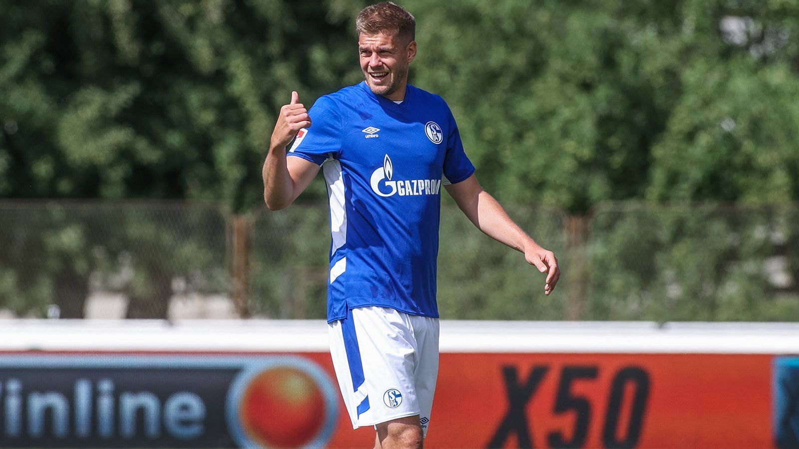 
                <strong>ST: Simon Terodde (FC Schalke 04)</strong><br>
                Und auch ins Sturmzentrum schafft es ein königsblauer Neuzugang. Nicht nur weil er der beste Zweitliga-Torschütze der Geschichte (eingleisige 2. Liga) ist, sondern auch weil er immer noch einen gigantischen Torhunger mitbringt. Mit Schalke will der 33-Jährige nochmal den Sprung in die Bundesliga schaffen. Seine 24 Tore in der vergangenen Saison reichten dem HSV nicht für die Rückkehr in Liga eins, wie viele Treffer braucht Schalke also? In unserer Top-Elf kann es Terodde zeigen.
              