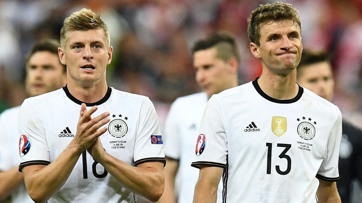 Kroos (l.) und Müller nach dem 0:0 2016 gegen Polen