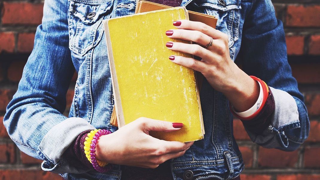 Dunkle Beerentöne – der Nagellacktrend für das Sternzeichen Widder. In unserem Horoskop zeigen wir dir die Nagellacktrends für jedes Sternzeichen.