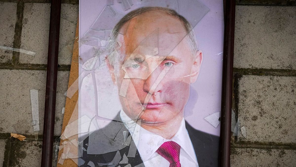 Kaputtes Porträt von Russlands Machthaber Putin im ukrainischen Cherson.