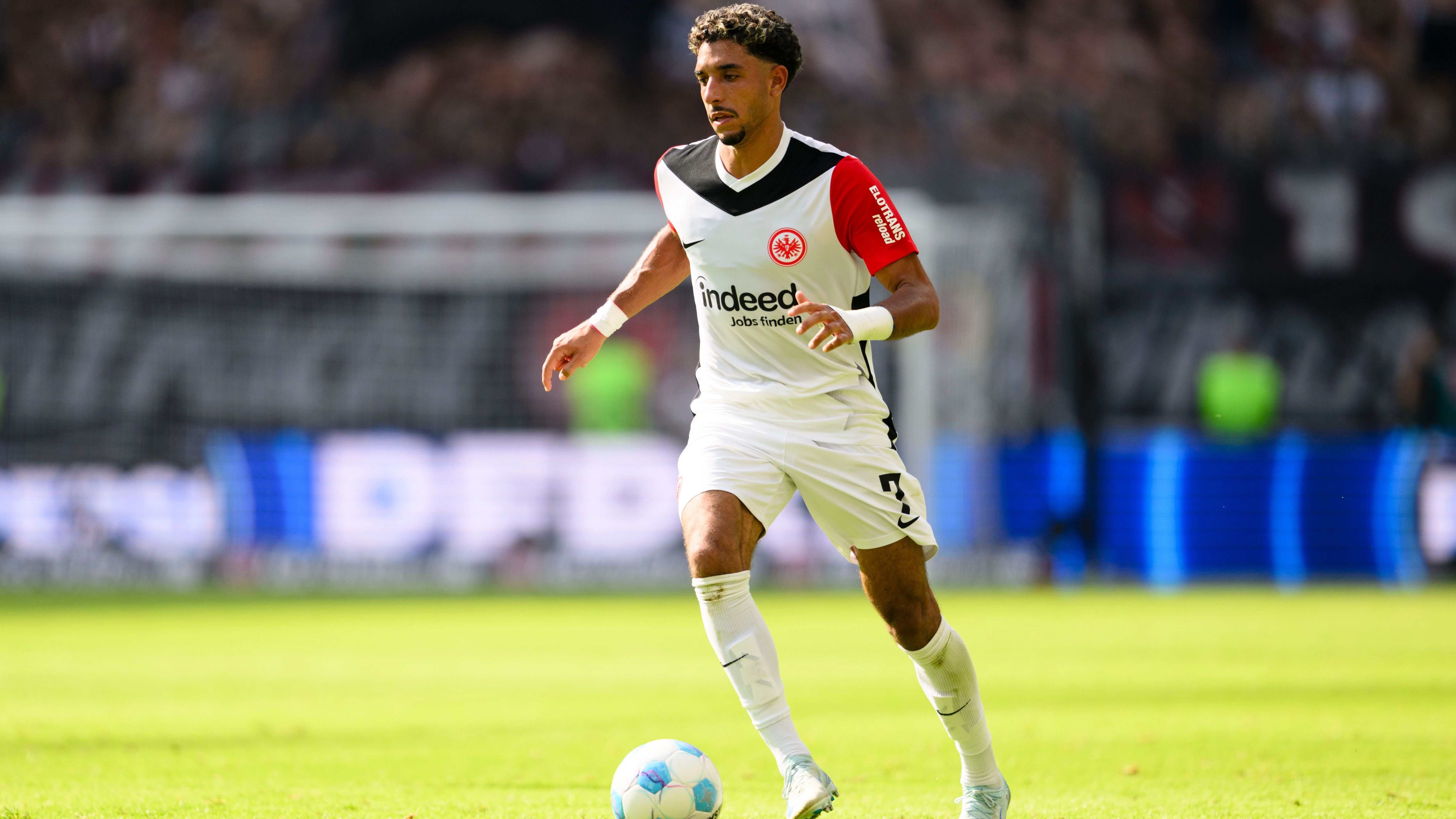 <strong>Omar Marmoush (Eintracht Frankfurt)</strong><br>... Chelsea wurde bereits zuvor über angebliches Interesse von Liverpool, Arsenal, Manchester United und West Ham United an Marmoush berichtet. Marmoush' Vertrag bei den Hessen läuft noch bis zum 30. Juni 2027. Mit neun Toren in den ersten sieben Spielen der Bundesliga-Saison 2024/25 legte Marmoush einen Topstart in die laufende Spielzeit hin.