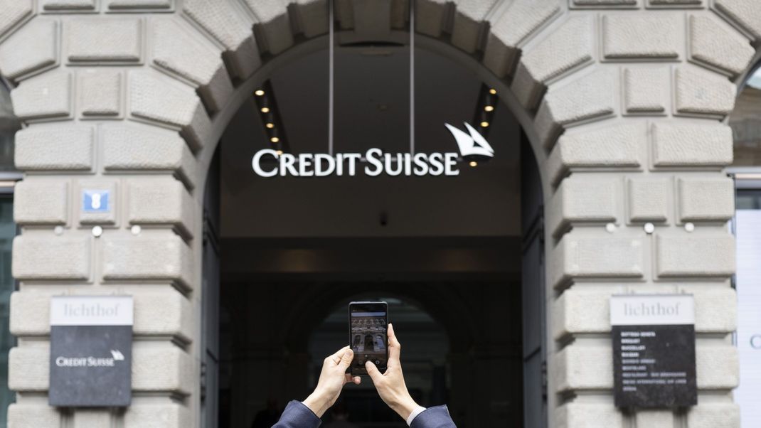 Rund 40.000 Beschäftigte der Schweizer Bank Credit Suisse könnten nach der Notfallrettung durch die Schweizer Großbank UBS bald arbeitslos werden.