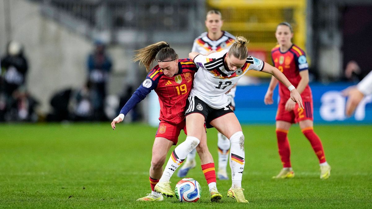 v.li.: Eva Navarro (Spanien, 19), Franziska Kett (DFB-Frauen, 17), Zweikampf, Spielszene, Duell, duel, tackle, tackling, Dynamik, Action, Aktion, 28.11.2025, Kaiserslautern (Deutschland), Fussball,...