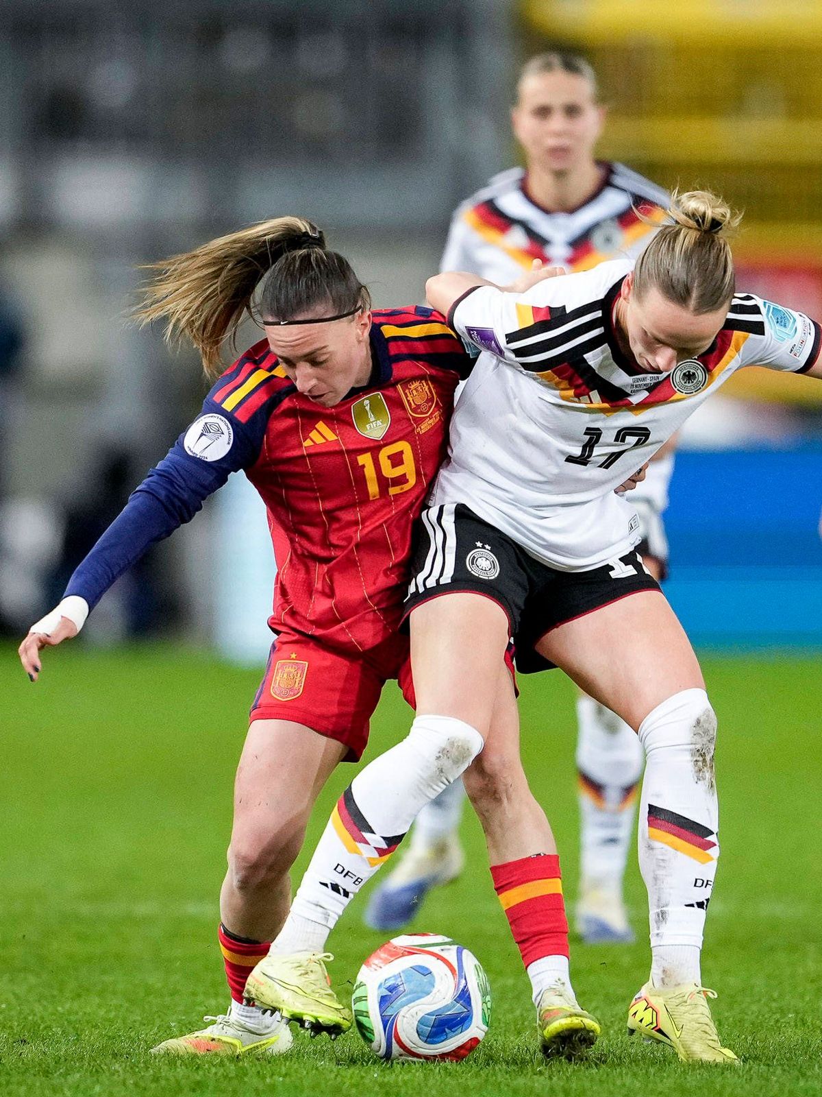 v.li.: Eva Navarro (Spanien, 19), Franziska Kett (DFB-Frauen, 17), Zweikampf, Spielszene, Duell, duel, tackle, tackling, Dynamik, Action, Aktion, 28.11.2025, Kaiserslautern (Deutschland), Fussball,...