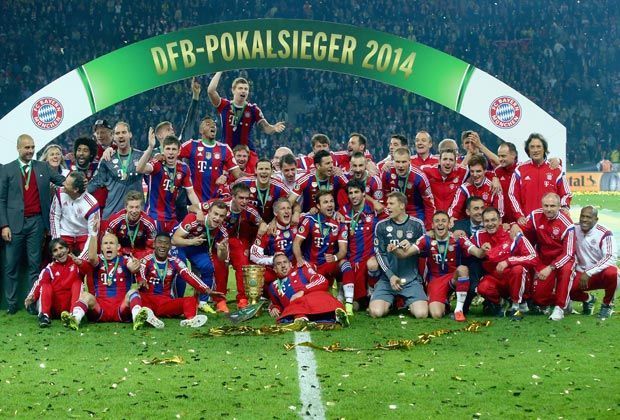 
                <strong>Zehntes Double: So feiern die Bayern</strong><br>
                Die ganze Truppe beisamen: Spieler, Trainer, Betreuer - so lässt es sich feiern.
              