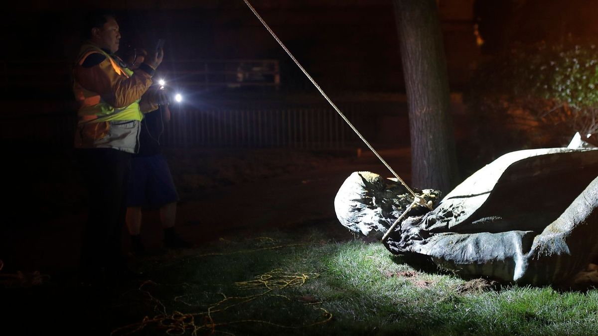 Trump-Regierung stellt umstrittene Statue wieder auf