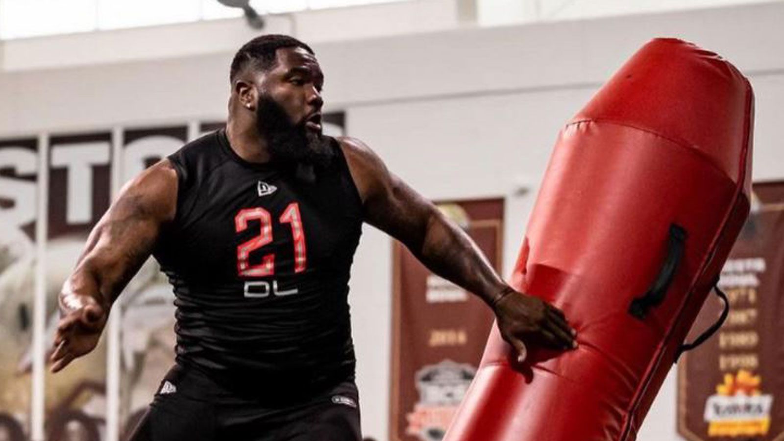 
                <strong>Marvin Wilson (DT, Cleveland Browns)</strong><br>
                Der ehemalige Defensive Tackle der Florida State Seminoles legte 2019 eine sehr starke Spielzeit hin, verzeichnete 44 Tackles (8,5 für Raumverlust) sowie fünf Sacks und verteidigte vier Pässe. Allerdings konnte Wilson 2020 nicht an die zuvor gezeigten Leistungen anknüpfen, präsentierte sich weniger beweglich und rief sein Potenzial zu inkonstant ab. Seine Handarbeit ist aber nach wie vor überdurchschnittlich gut, ebenso seine physischen Voraussetzungen. Arbeitet das vor wenigen Jahren noch als Top-Prospect gehandelte Talent an seiner Mobilität und Explosivität, könnte es langfristig Erfolg in der NFL haben.
              