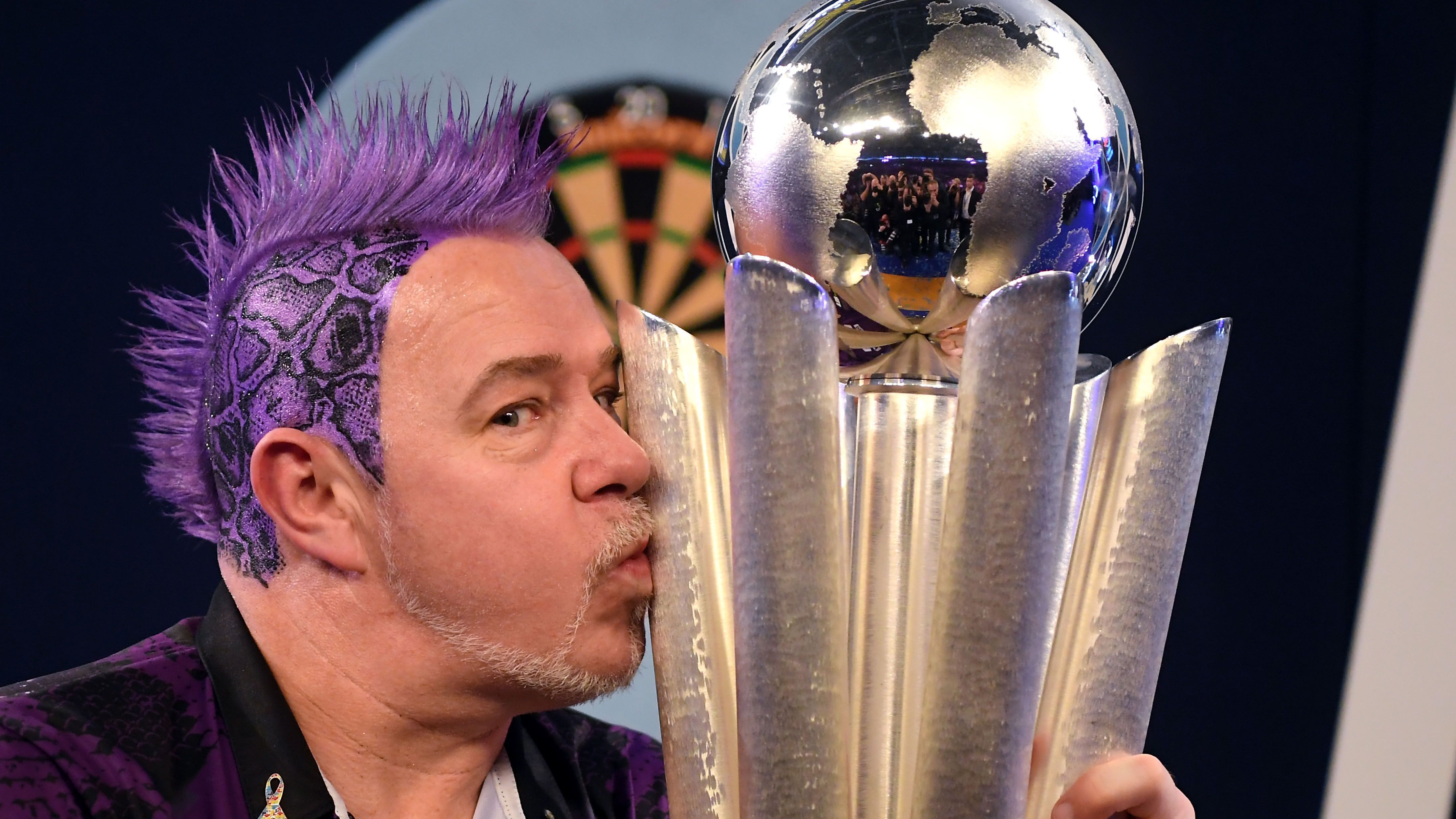 
                <strong>Peter Wright (49, Schottland)</strong><br>
                Selbstverständlich ist auch der frischgebackene Weltmeister Peter Wright bei der Premier League of Darts am Start. Für den Schotten mit der auffälligen Haarpracht ist es die siebte Nominierung, sein bestes Ergebnis dabei war sein zweiter Platz im Jahr 2017. Im Finale unterlag er damals, wie kann es anders sein, Michael van Gerwen.
              